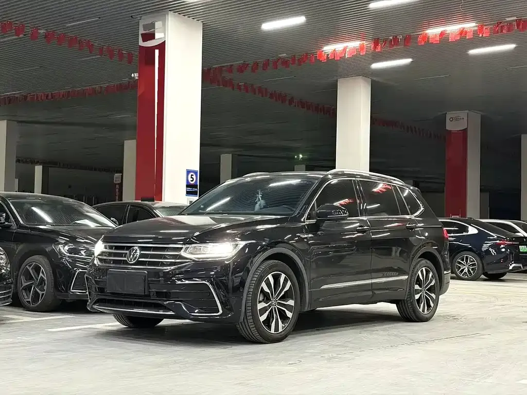 Volkswagen Tiguan L — фото 1