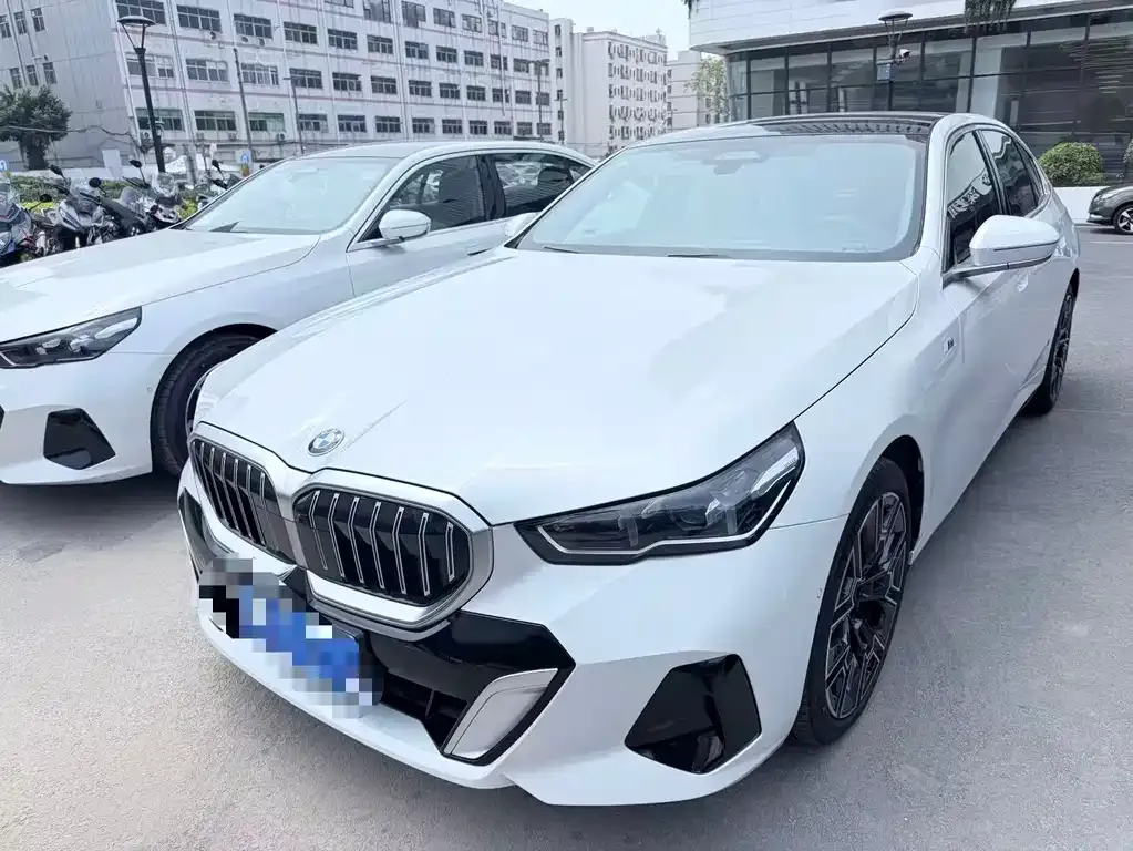 BMW 5 Series — фото 1