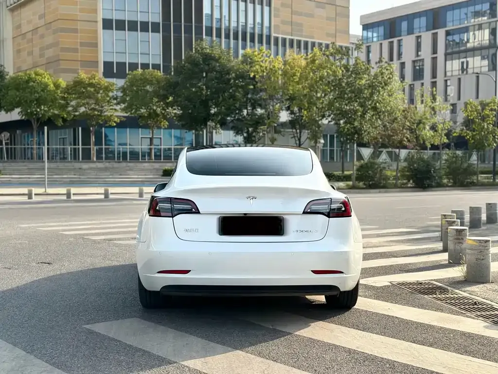 Tesla Model 3 — фото 7