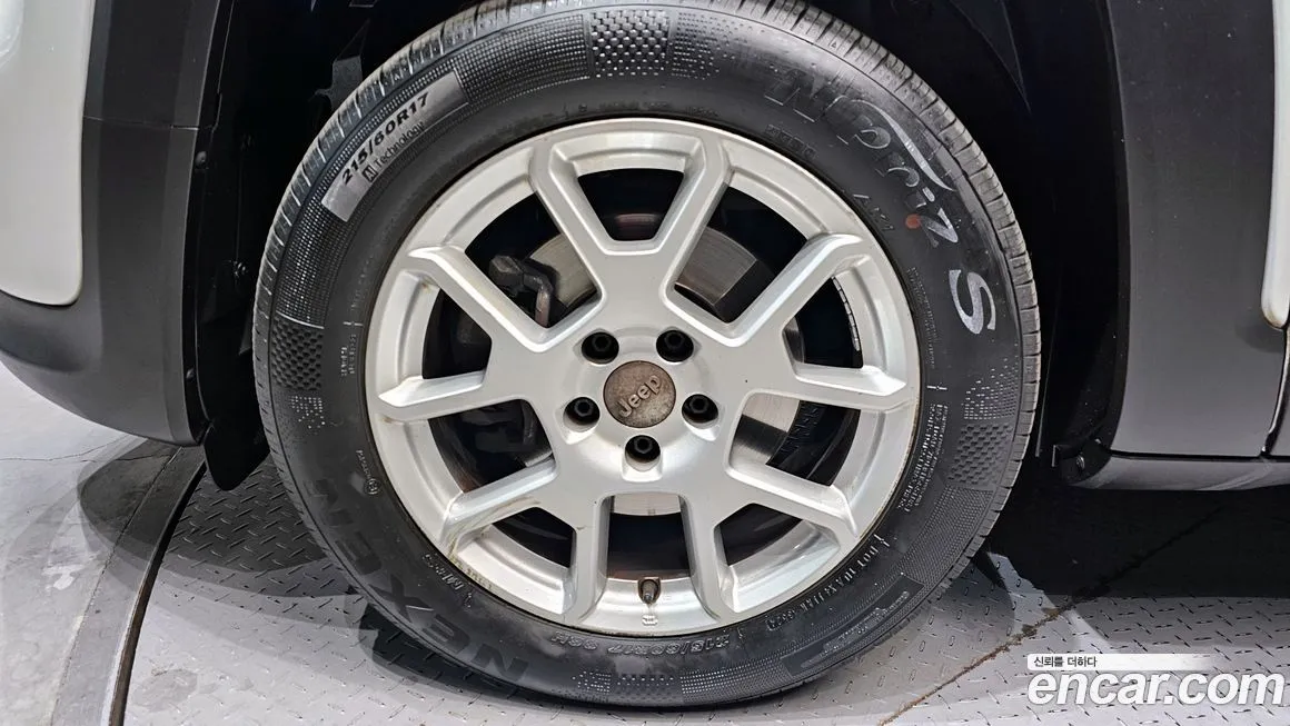 Jeep Renegade — фото 10