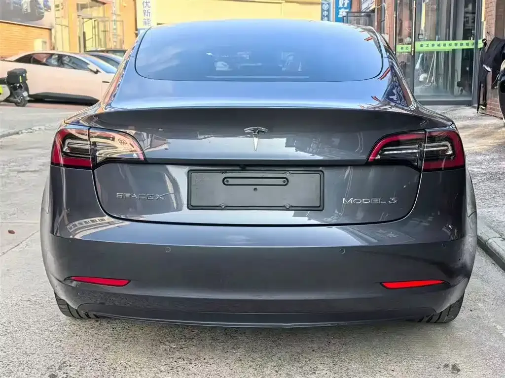 Tesla Model 3 — фото 9