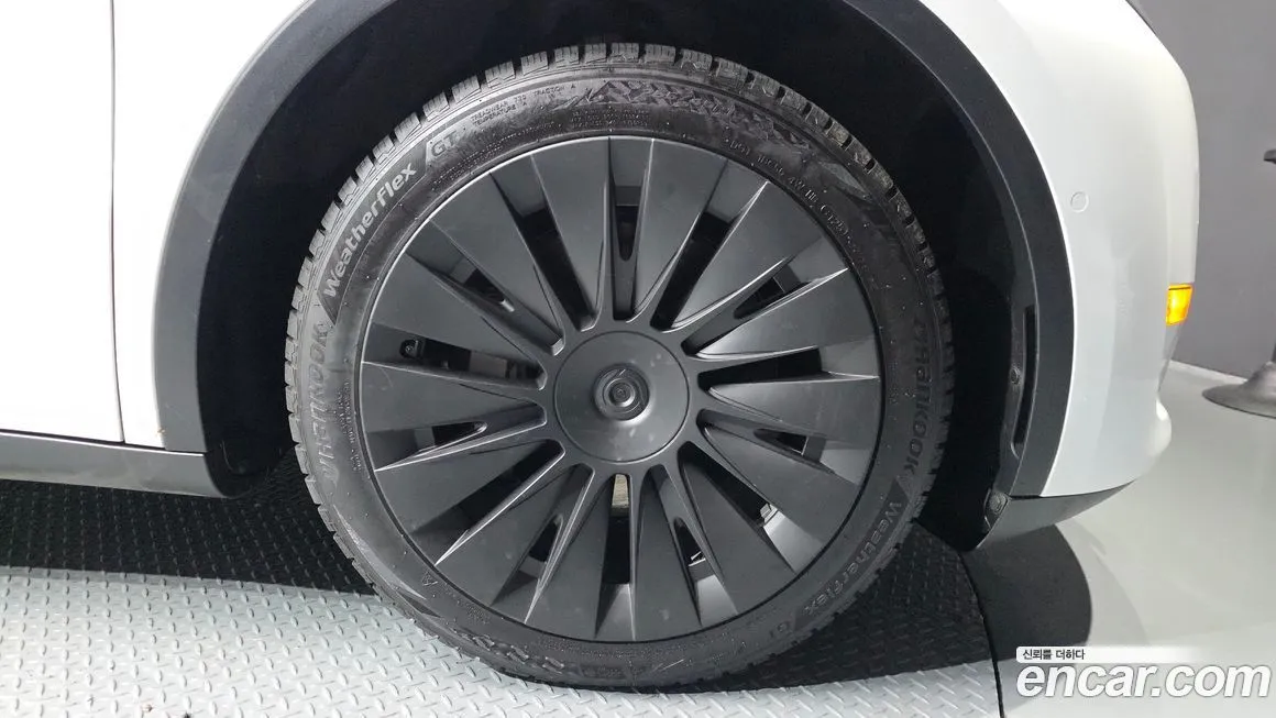 Tesla Model Y — фото 10