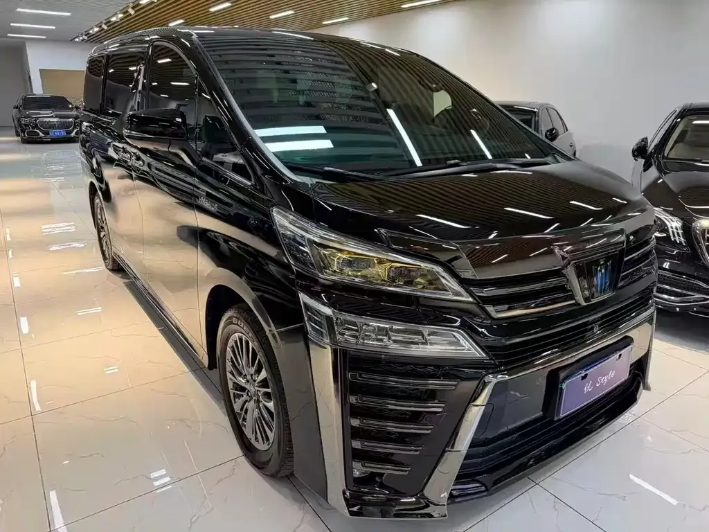 Toyota Vellfire — фото 1