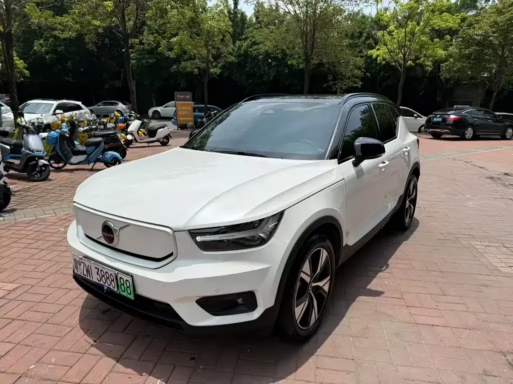 Volvo XC40 NEV — фото 9