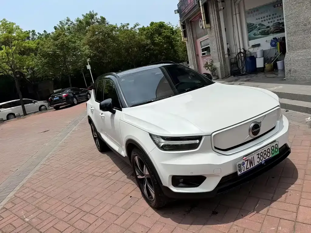 Volvo XC40 NEV — фото 8