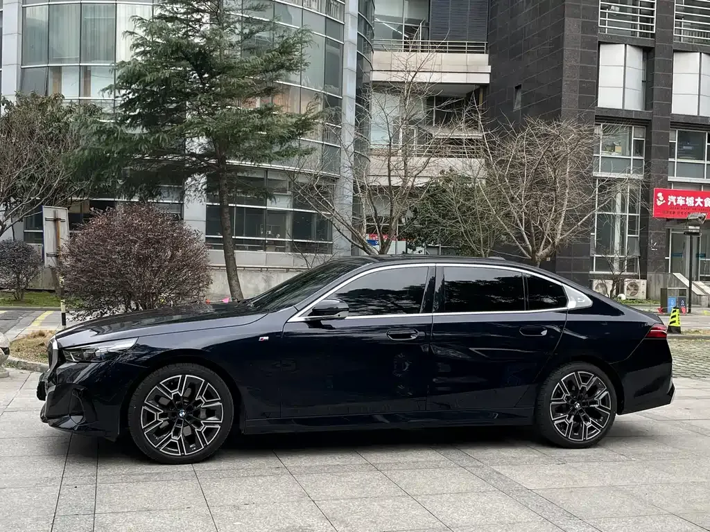 BMW 5 Series 2024 из CN, фото 10
