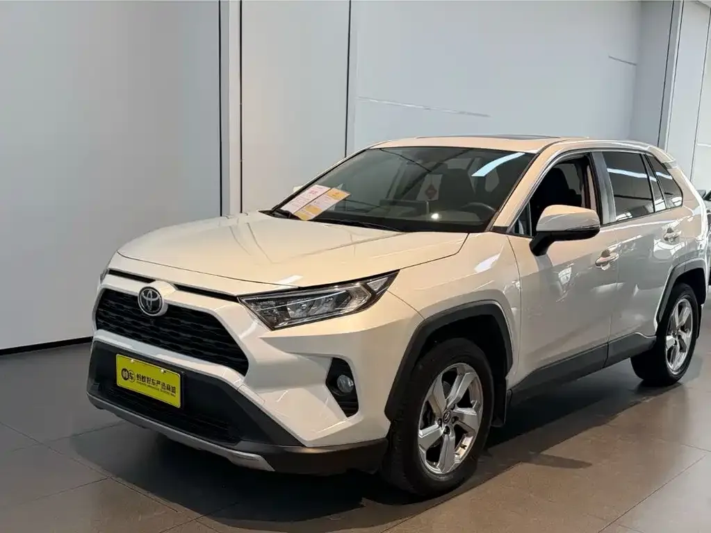 Toyota RAV4 — фото 1