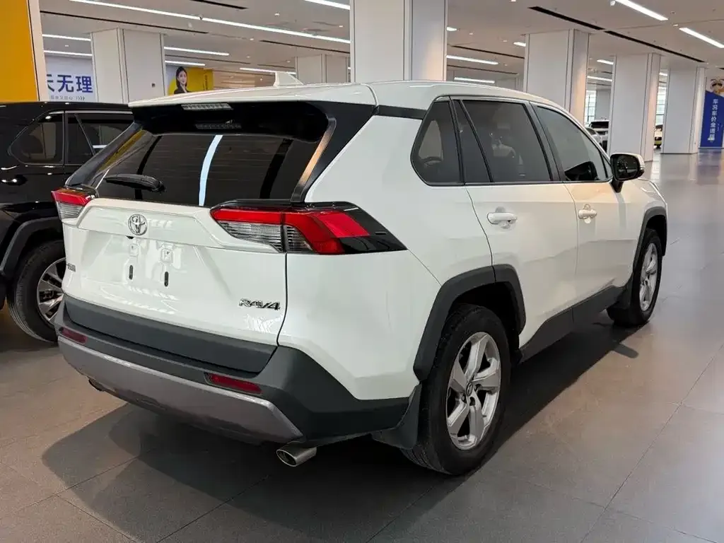 Toyota RAV4 — фото 7