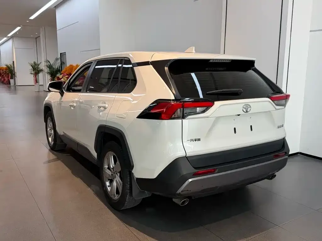 Toyota RAV4 — фото 4