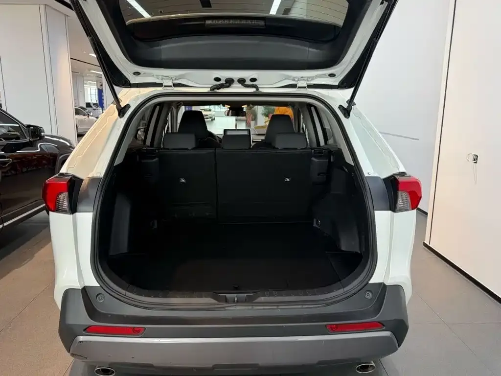 Toyota RAV4 — фото 8