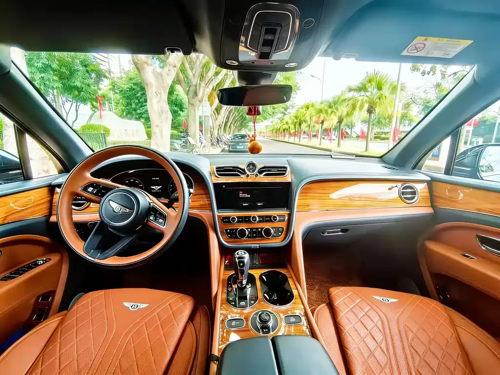 Bentley Bentayga 2023 из CN, фото 2