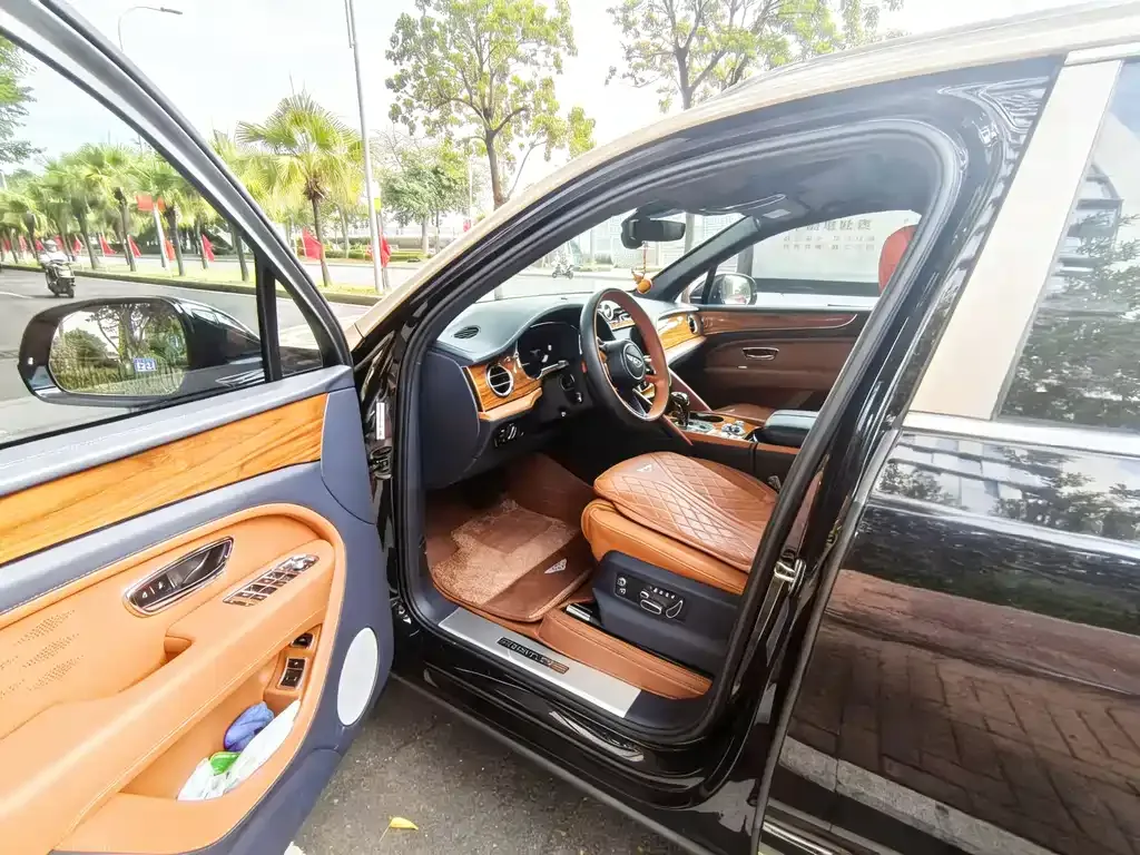 Bentley Bentayga 2023 из CN, фото 5