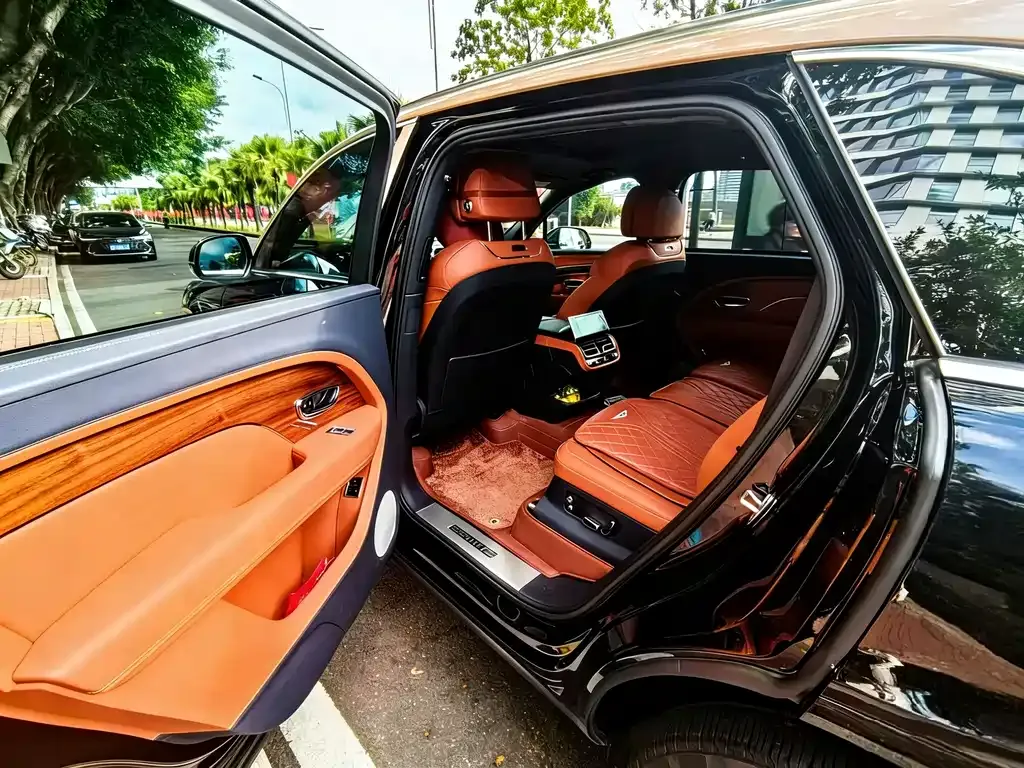 Bentley Bentayga 2023 из CN, фото 8