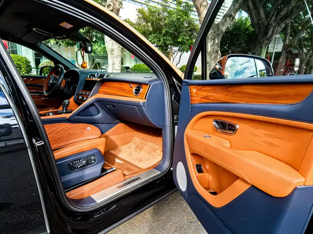 Bentley Bentayga 2023 из CN, фото 6