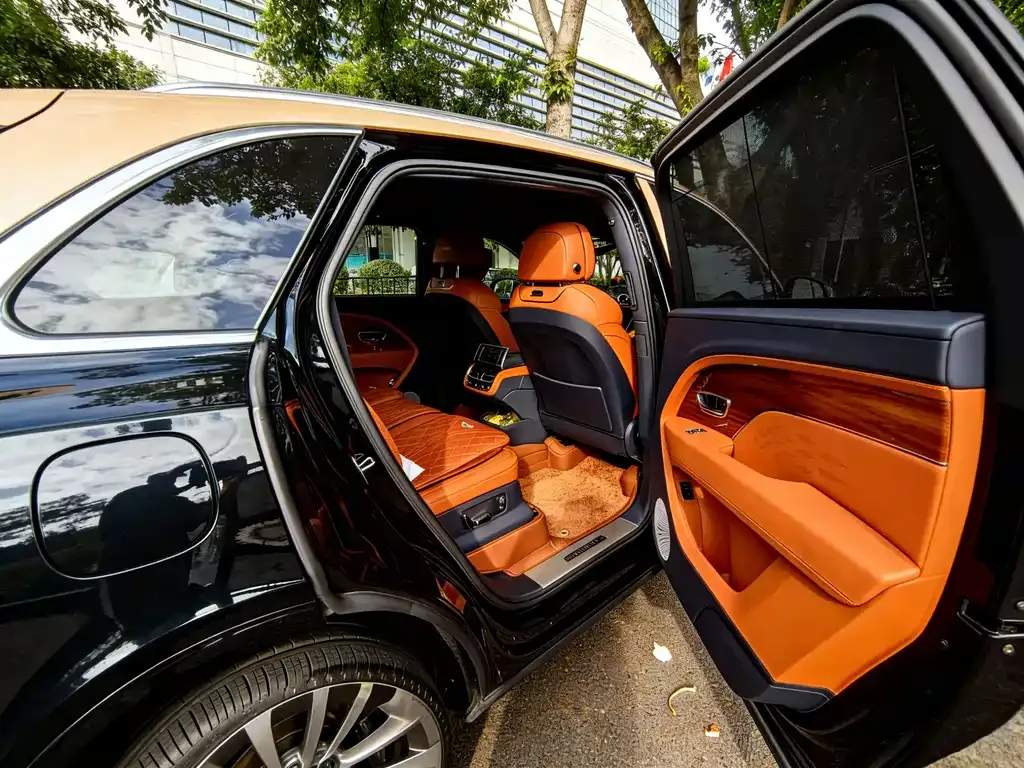 Bentley Bentayga 2023 из CN, фото 7