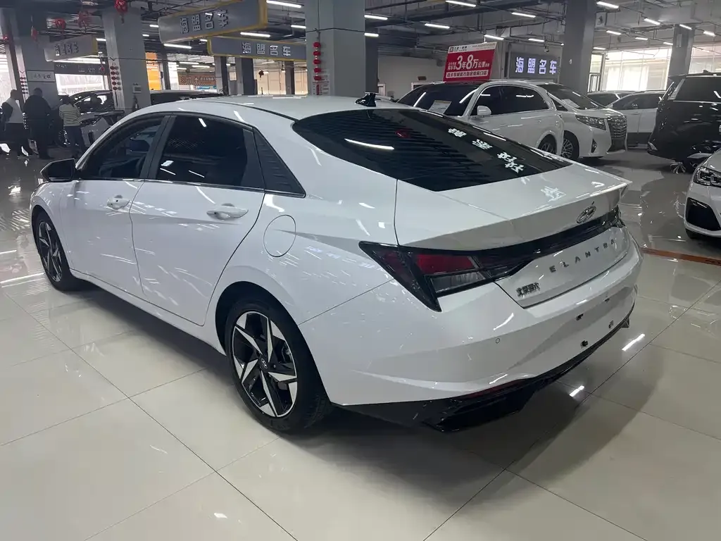 Hyundai Elantra — фото 5