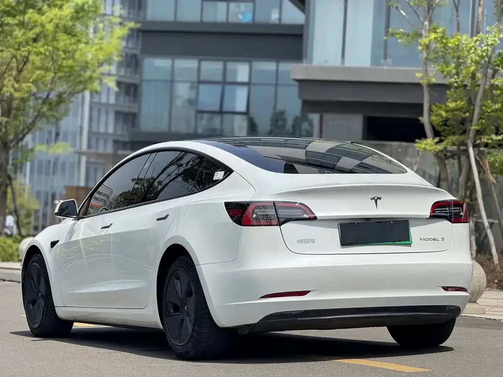 Tesla Model 3 — фото 8