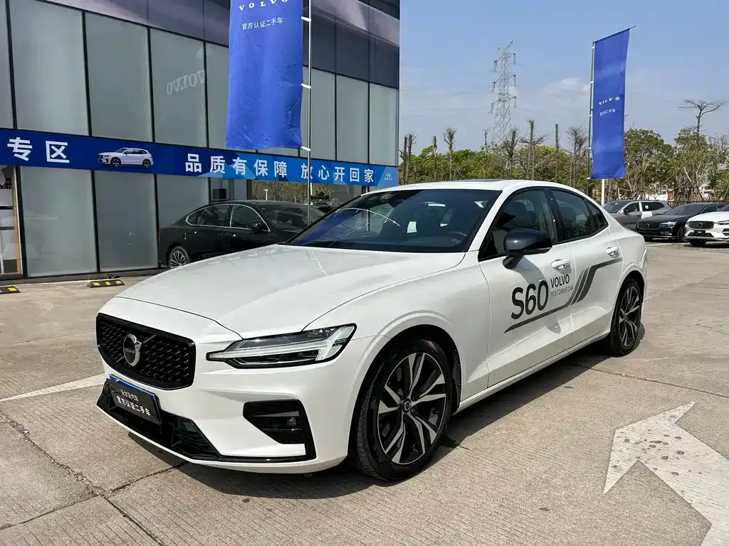 Volvo S60 — фото 1
