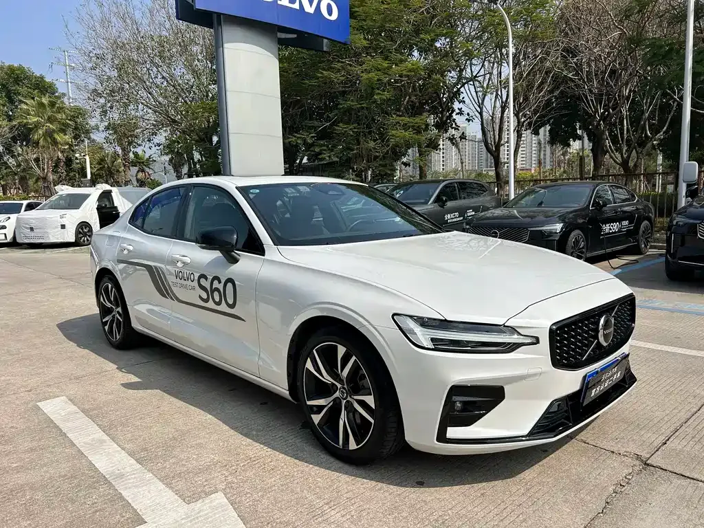 Volvo S60 — фото 10