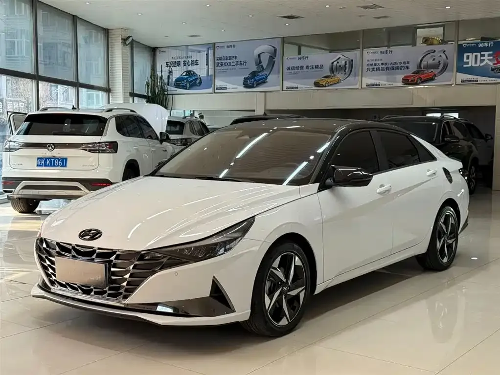 Hyundai Elantra — фото 1