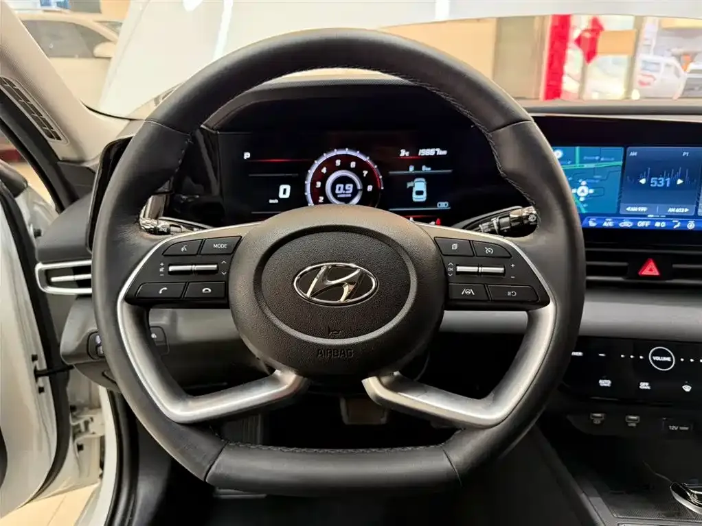 Hyundai Elantra — фото 3