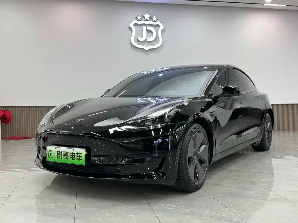 Tesla Model 3 — фото 1