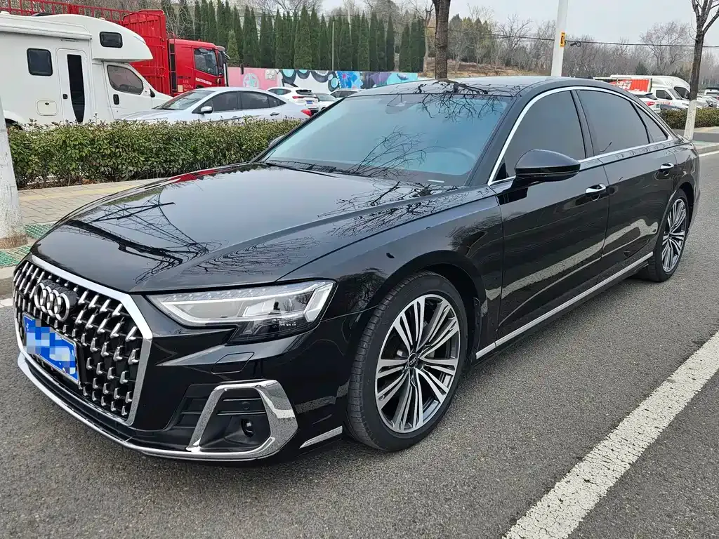 Audi A8 — фото 1