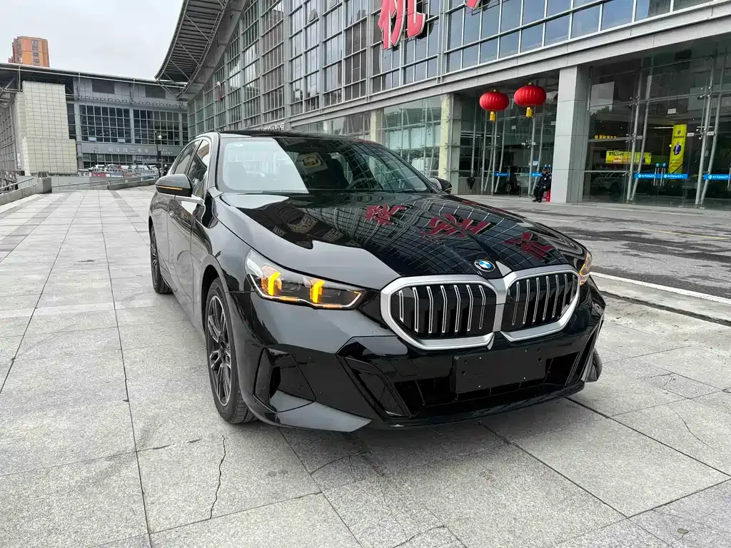 BMW 5 Series — фото 1