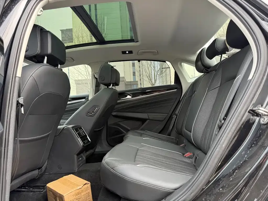 Volkswagen Passat 2023 из CN, фото 2