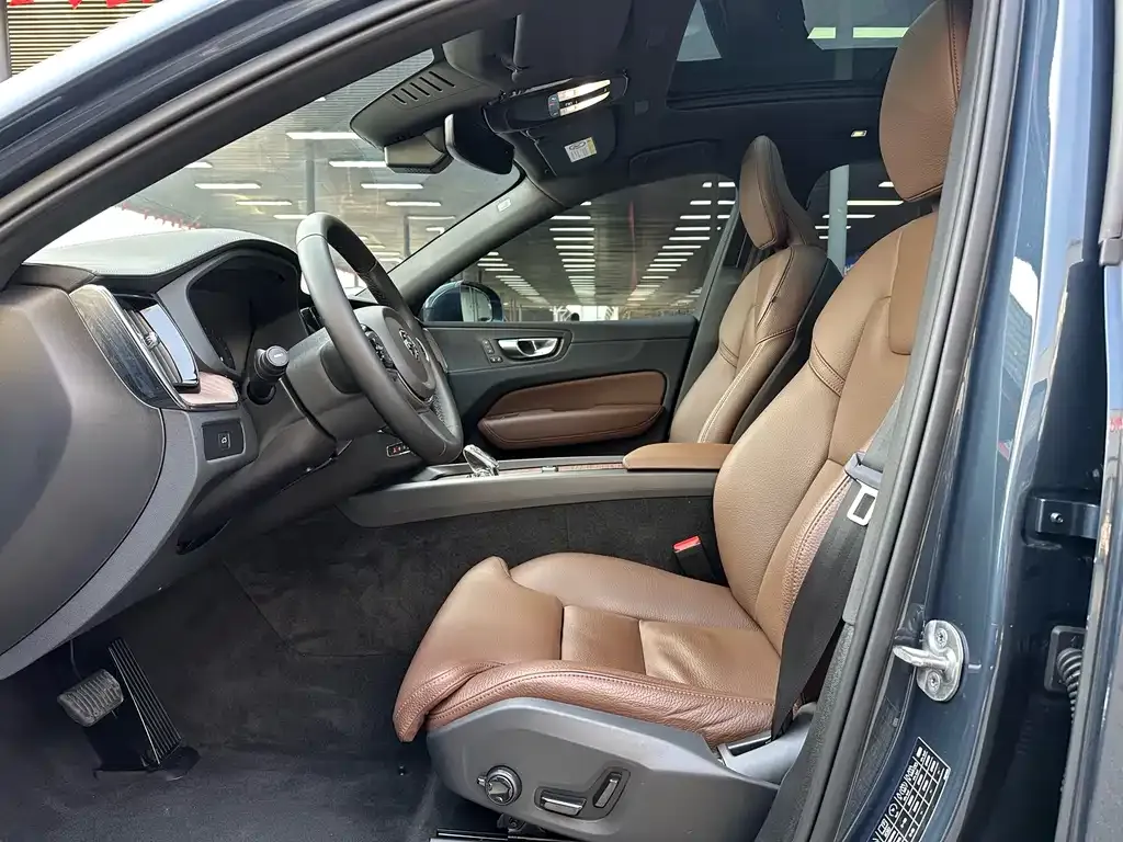 Volvo XC60 — фото 9