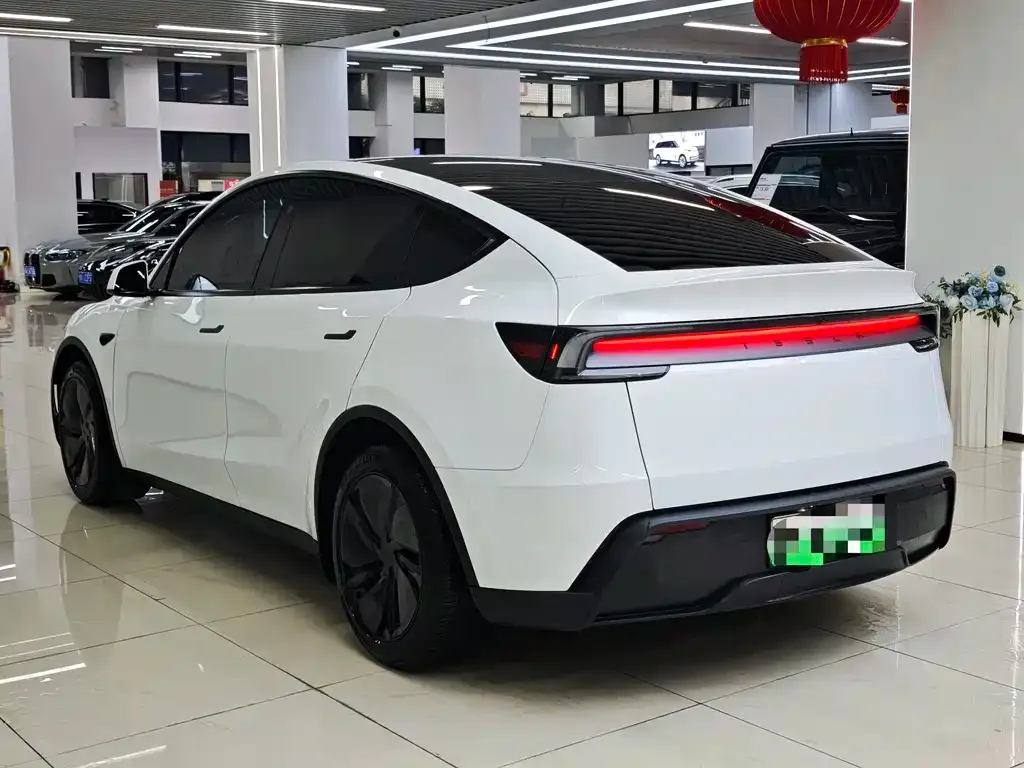 Tesla Model Y — фото 6