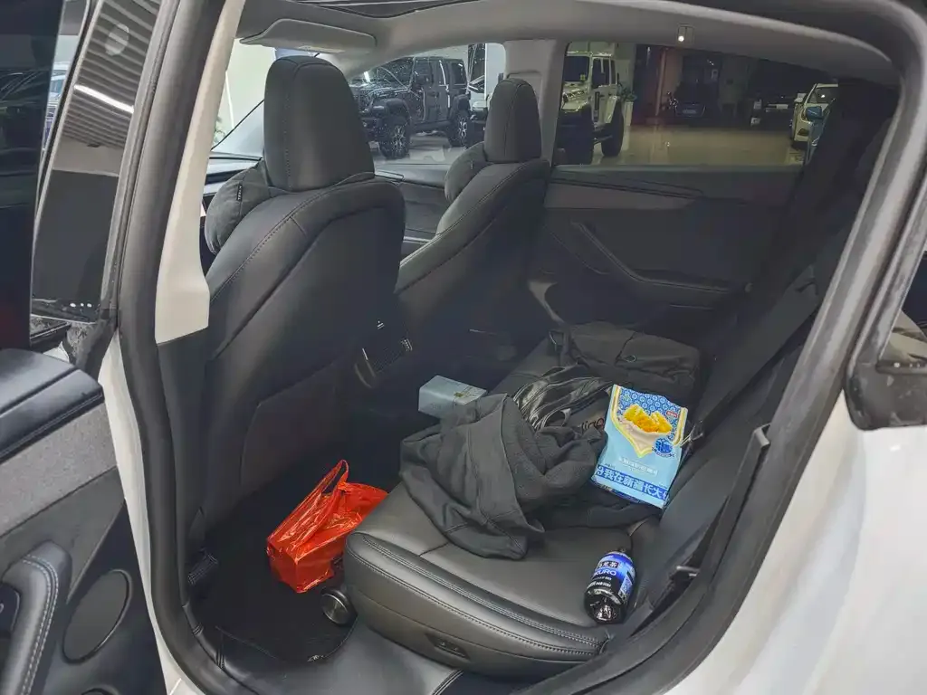 Tesla Model Y — фото 10