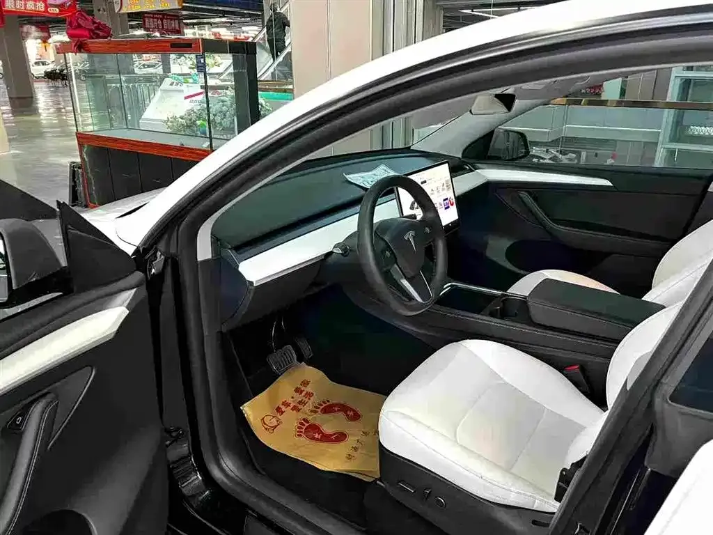 Tesla Model Y — фото 9
