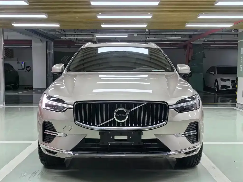 Volvo XC60 — фото 1