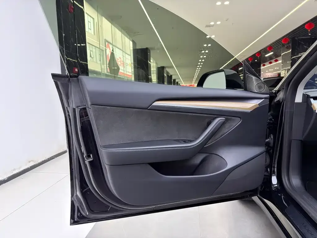 Tesla Model 3 — фото 7