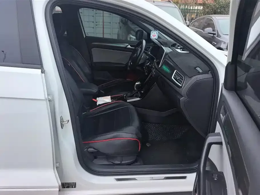 Volkswagen T-Roc 2023 из CN, фото 2