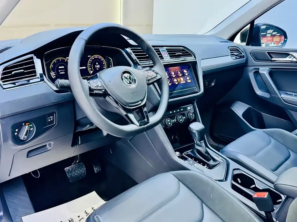 Volkswagen Tiguan L — фото 4