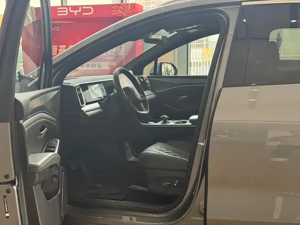 BYD L DM-i — фото 8