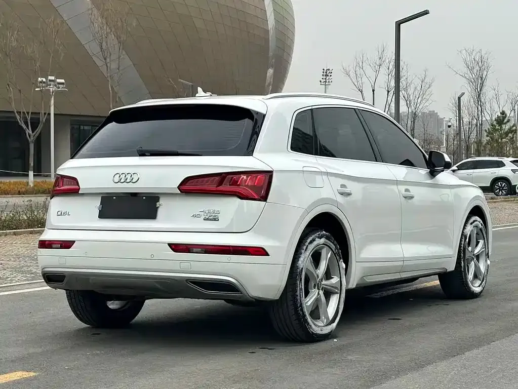 Audi Q5L — фото 6