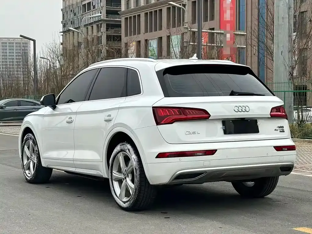 Audi Q5L — фото 5