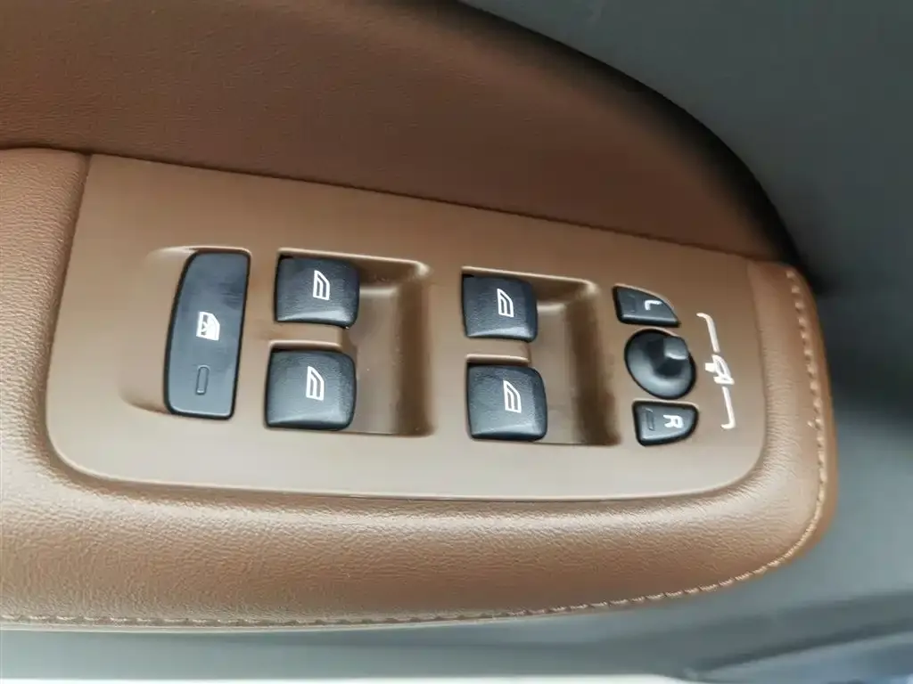 Volvo S60 — фото 10