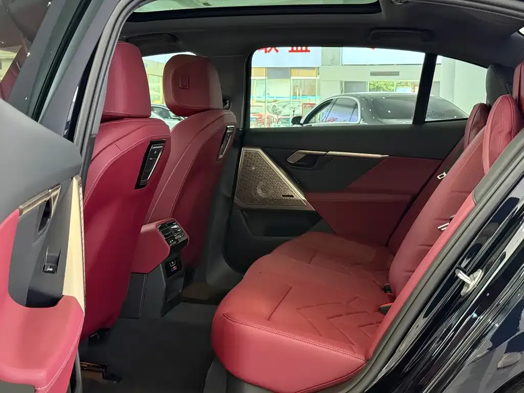 BMW 5 Series 2024 из CN, фото 3