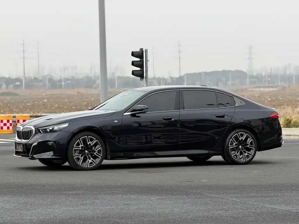 BMW 5 Series — фото 2