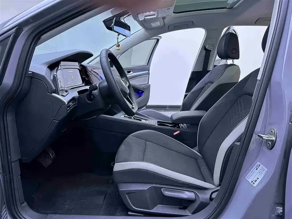 Volkswagen Golf 2023 из CN, фото 10