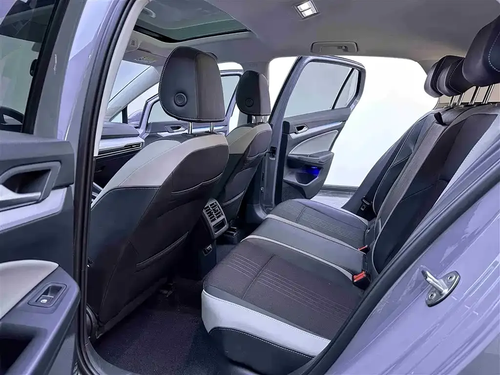 Volkswagen Golf 2023 из CN, фото 3