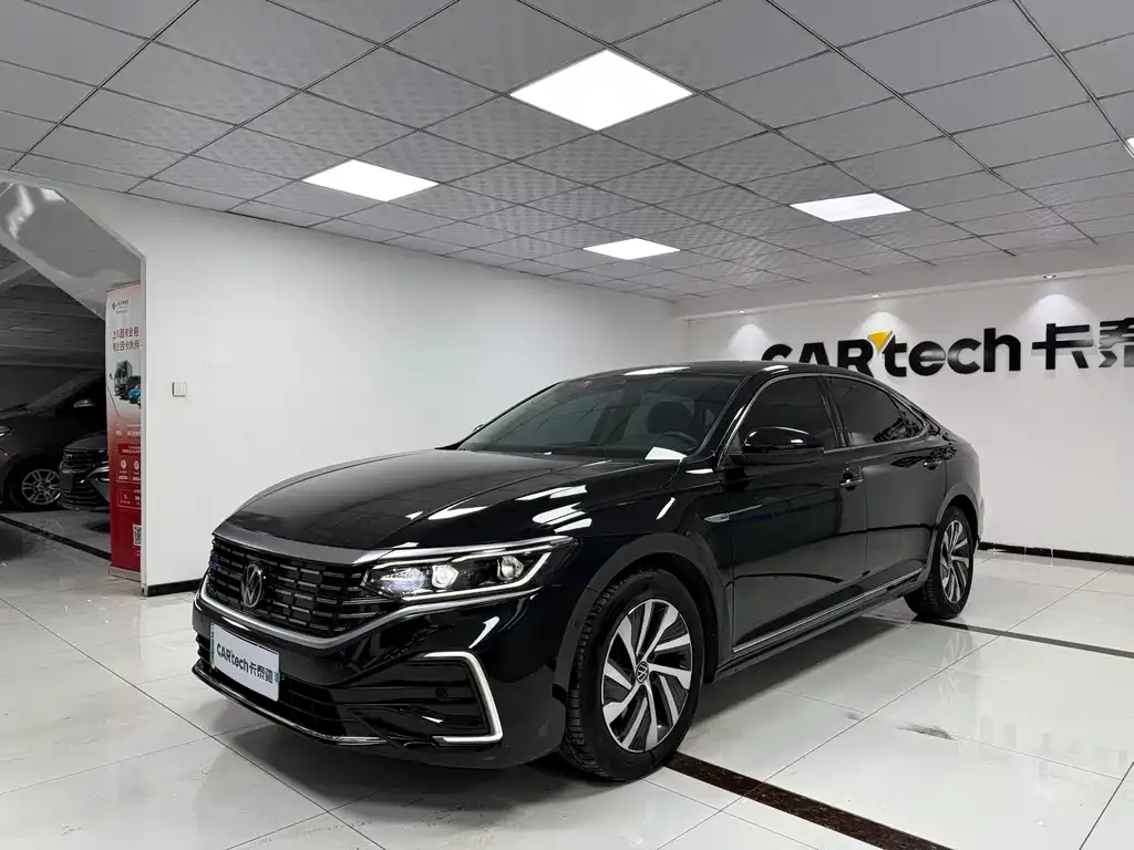 Volkswagen Passat New Energy — фото 1