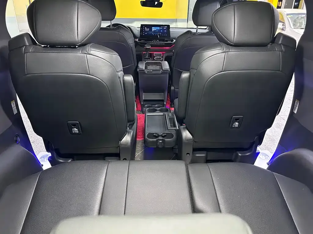 Toyota Sienna — фото 5