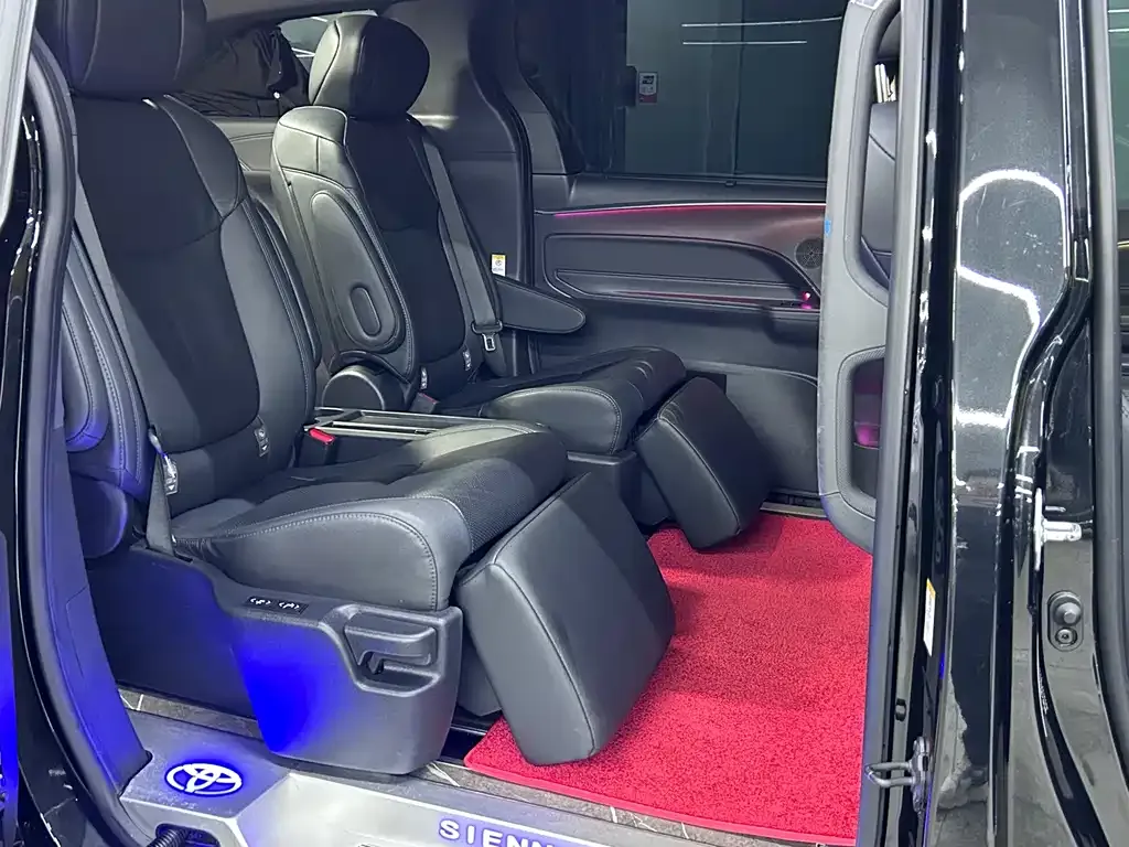 Toyota Sienna — фото 3