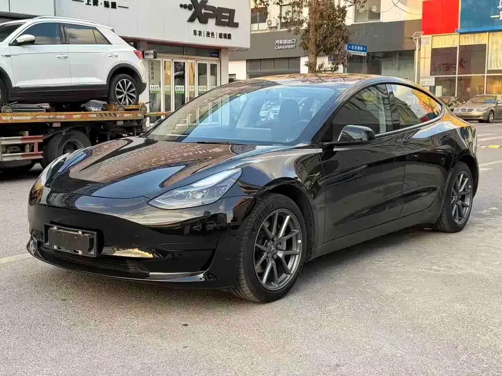 Tesla Model 3 — фото 1