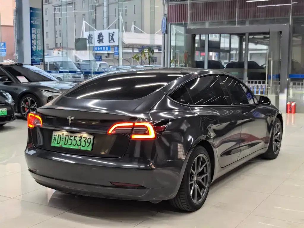 Tesla Model 3 — фото 5